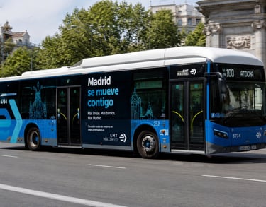 Autobús con publicidad exterior en Madrid circulando por la Puerta de Alcalá