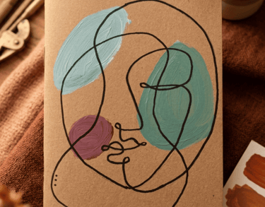 Cara de arte abstracto con líneas pintada a mano en un cuaderno de papel kraft marrón 