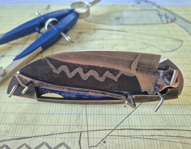 Couteau pliant artisanal à pompe arrière en cours de fabrication