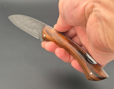 Couteau artisanal avec manche sombre en ébène Brya