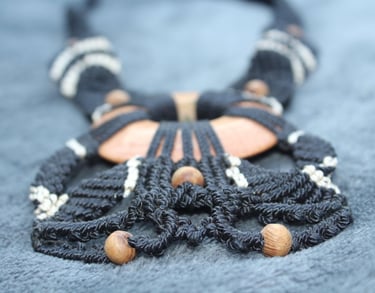 Collar de macramé negro hecho a mano, con cuentas de madera