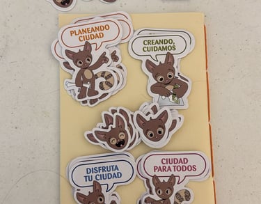 Foto con stickers de un mapachin con globos de texto 