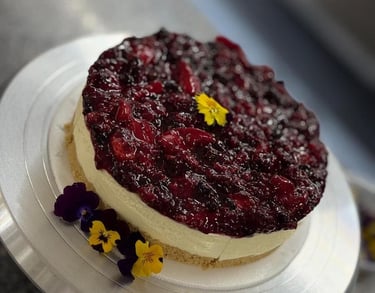 Cheescake de furtos rojos, decorado con flores