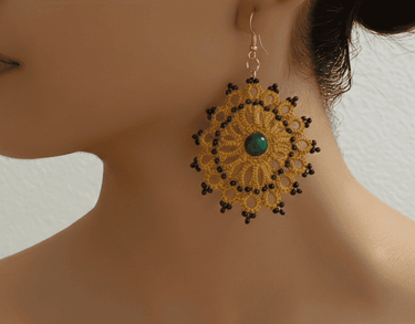 arete amarillo hecho a mano con chaquiras y piedra natural en modelo