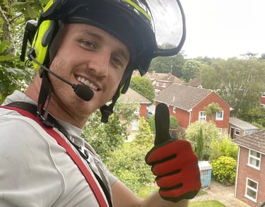 dan from tree cut services giving a thumbs up