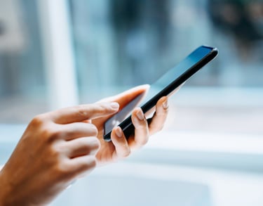 client tenant son téléphone pour contacter MD Débouchage