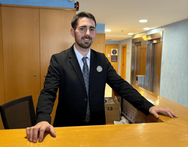 ¿Qué funciones hace un recepcionista o conserje?