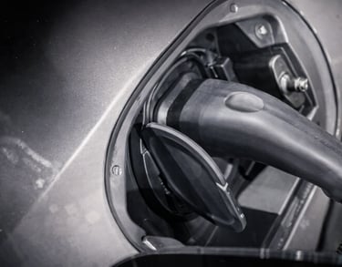 Carregador da Tesla conectado a carro elétrico da Stellantis