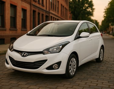 Hyundai HB20 2015 branco estacionado em rua asfaltada com árvores e prédios modernos ao fundo sob lu