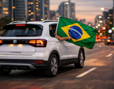Volkswagen T-Cross branco com bandeira do Brasil na janela traseira em avenida urbana