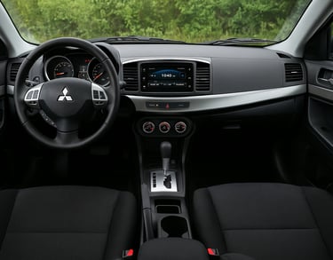 Interior do Mitsubishi Lancer GT, com volante esportivo, painel central e acabamento em preto.