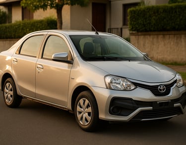 Toyota Etios 2017 prata estacionado em rua residencial – carro usado barato e confiável