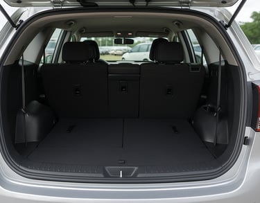Interior do Kia Sorento 2015 – porta-malas e terceira fileira de bancos evidenciando espaço e acabam