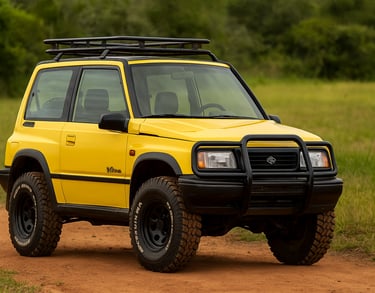 Suzuki Vitara 2000 preparado para off-road, amarelo, com pneus AT e rack de teto em estrada de terra
