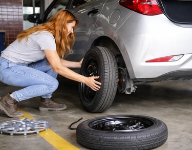 instalação de estepe de carro durante troca de pneu