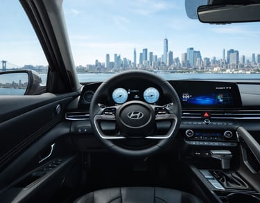 interior do hyundai elantra 2026 com painel digital moderno durante o dia