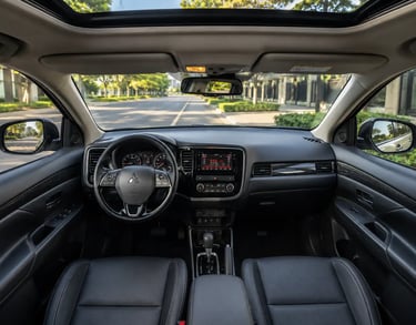 Interior da Mitsubishi Outlander Comfort 2018 com painel, bancos em couro e teto solar