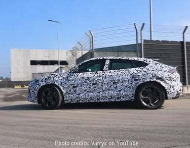 novo Lamborghini Urus com surpresa sob o capô em testes camuflado visto de perfil