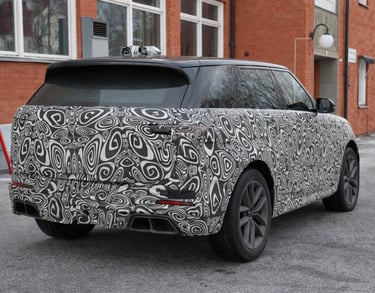 Novo Range Rover Sport 2027 em testes com traseira camuflada
