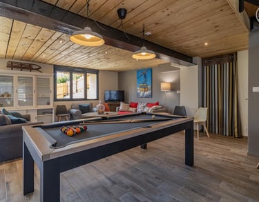 Salle commune Escale 1695 avec billard en premier plan