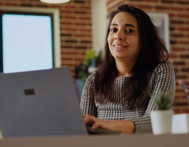 estudiante en su computadora