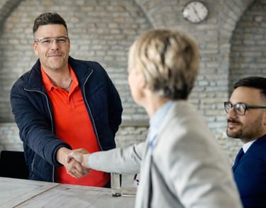 Thomas Beaucher en rendez-vous avec un couple (montage IA)