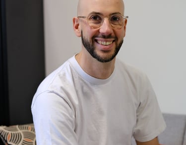 Portrait de Thomas Busson racontant son parcours de la data à la santé intégrative.