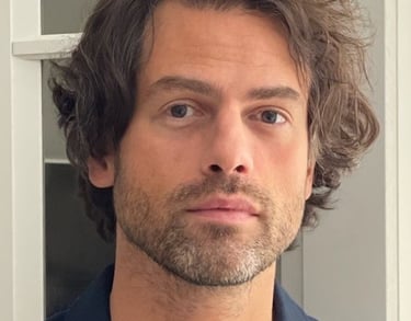 Portrait of Charles, French language tutor for online lessons