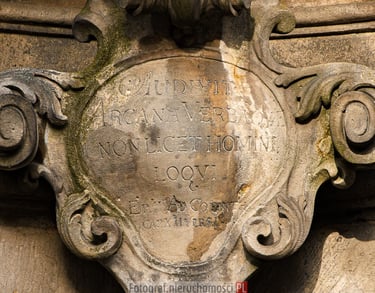 Szczyt pomnika Jana Nepomucena we Wrocławiu, widok zbliżony.