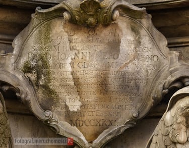 Szczyt pomnika Jana Nepomucena we Wrocławiu, widok zbliżony.