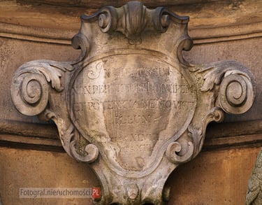 Szczyt pomnika Jana Nepomucena we Wrocławiu, widok zbliżony.