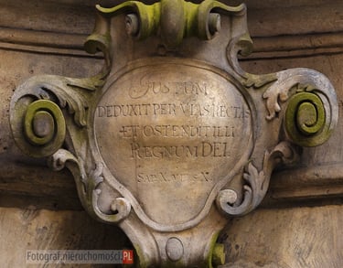 Szczyt pomnika Jana Nepomucena we Wrocławiu, widok zbliżony.