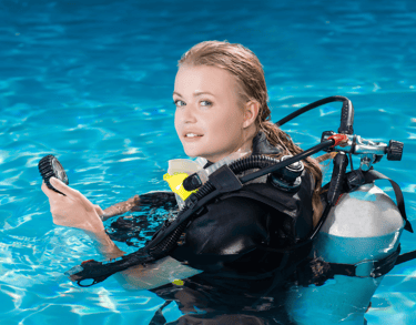 Eine Frau im Pool mit einem Finimeter