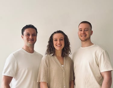 FRAMA Teamfoto – Johannes, Eva und Linus vor weißem Hintergrund