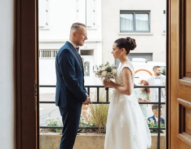 Découverte des mariés sur le pas de la porte, un moment tendre entre la mariée et le marié.