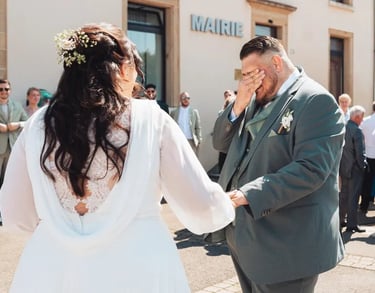Marié ému aux larmes en découvrant sa future épouse devant la mairie.