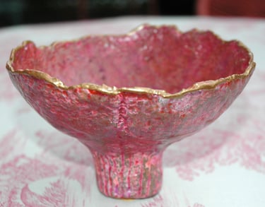 Coupe bords asymétriques à pied décentré papier maché recyclé et glacis acrylique rose, filet or