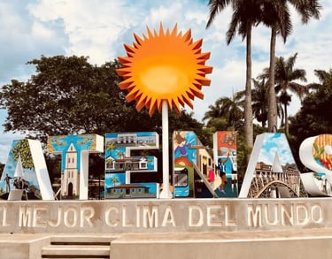 a sign that says Atenas Mejor Clima Del Mundo. Atenas the best climate in the world.