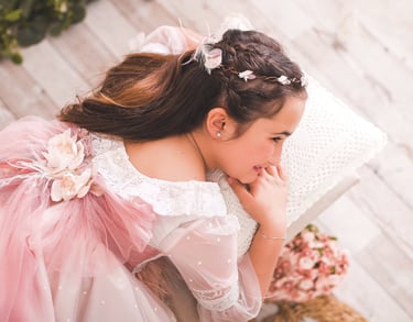 Sesión de niña de comunión en estudio de estilo romántico realizado en Almendralejo por Amélie Art.