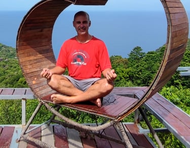 Praticien de massage bien-être en posture méditative – Energy Terre Happy à Lherm