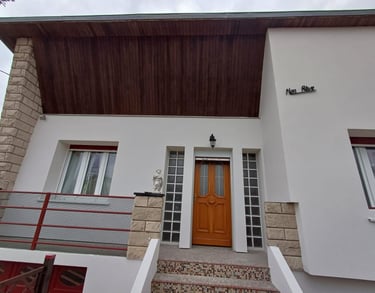 une maison rénovée avec isolation extérieure