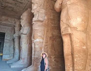Turistas brasileiros com guia Hadi visitando o Templo de abusimbel em Aswan