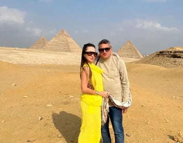 Casal de turistas do brasil visitando as piramides de gize com o guia hadi durante o passeio de um dia para as piramides 