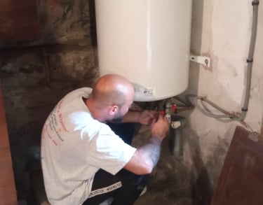Bati Fl'eau plombier pro installant un chauffe-eau électrique vertical dans un sous-sol à Marseille