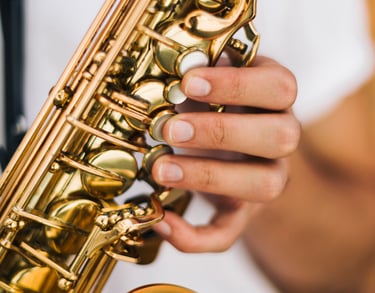 gros plan sur une main qui joue du saxophone