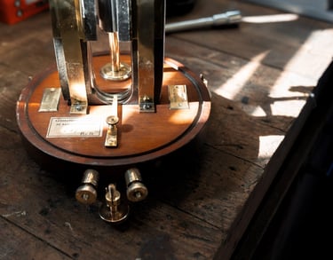 Lampe vintage dans l'atelier de l'artisan créateur