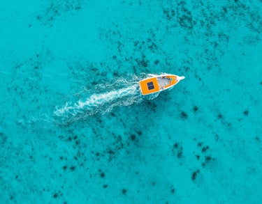 Boat in turquoise water in a tropical winter sun destination