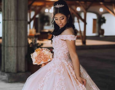 Retrato nocturno de quinceañera con piel morena, vestido rosa, sosteniendo ramo de flores en Quito Ecuador
