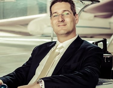 bancsó péter öltönyben ül, sansoft alapítója