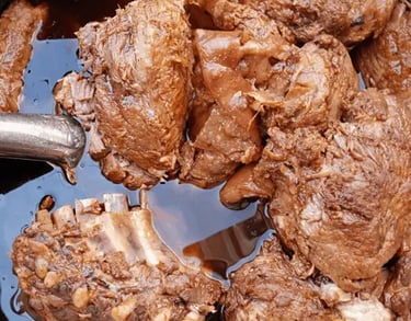 Carnitas de cerdo cocidas en su jugo en olla tradicional, preparadas por Carnitas y Barbacoa Nito en Querétaro